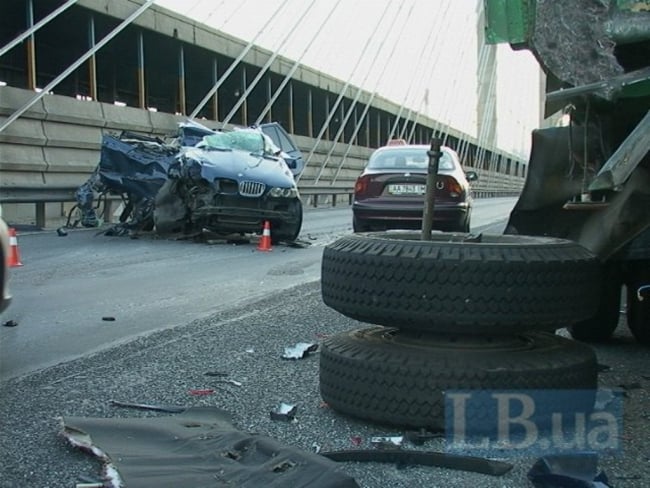 У Києві на Південному мосту BMW зіткнулась із вантажівкою, є загиблі (ФОТО, ВІДЕО 18+) - фото 2
