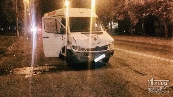 У Кривому Розі мікроавтобус протаранив авто патрульної поліції - фото 1