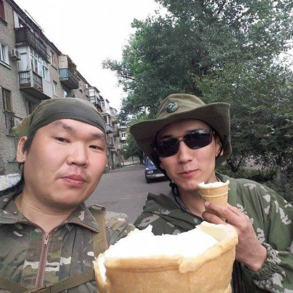 Журналіст дотепно висміяв селфі "бурятських танкістів" на Донбасі - фото 1