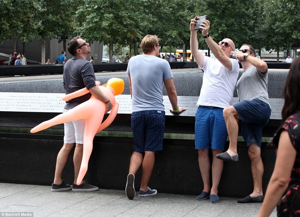 Британці влаштували фотосесію з секс-лялькою біля пам'ятника жертв теракту 11 вересня - фото 1