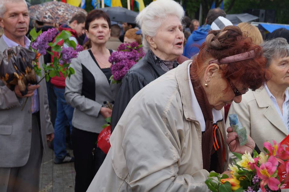 Учасницю мітингу в Запоріжжі "застукали" в момент отримання грошей (ФОТО) - фото 1