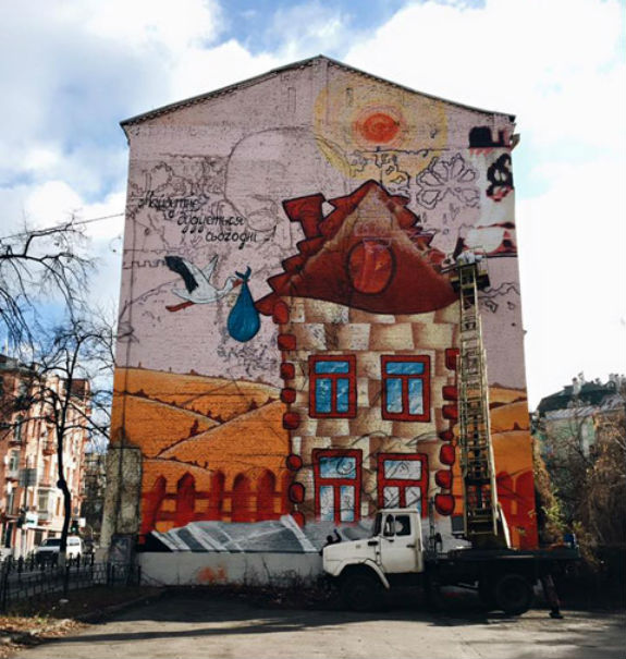 "Війна" художників: У Києві один мурал замалюють іншим  - фото 1