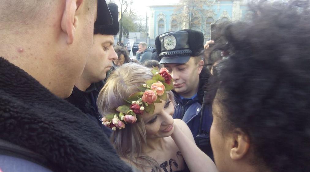 Під Радою дівчата з FEMEN вимагали прийняття антигомофобського закону - фото 1