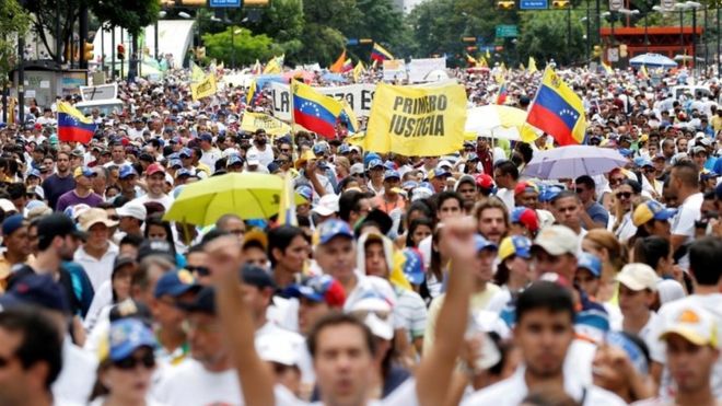 У Венесуелі десятки тисяч людей вийшли протестувати проти президента Мадуро - фото 1
