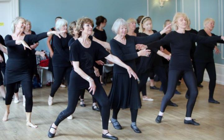 71-річна британка стала найстаршою балериною Королівської академії танцю - фото 3