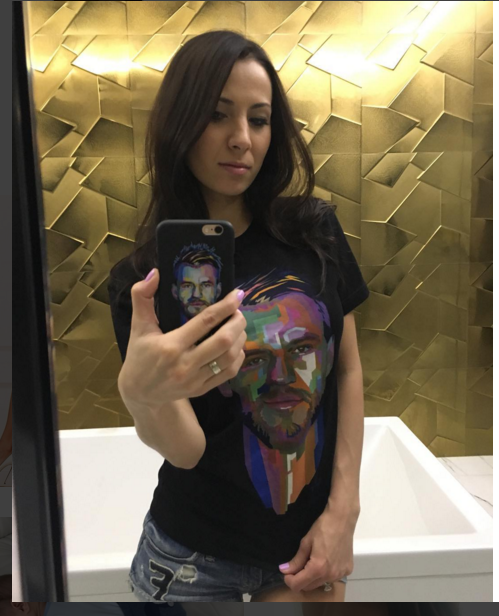 Дружина "динамівця" Ярмоленка носить футболку з портретом чоловіка - фото 1