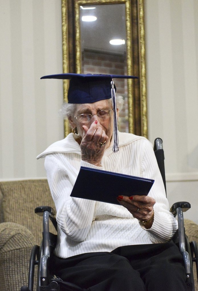 97-річна бабуся щиро розплакалася, отримавши диплом про освіту  - фото 4