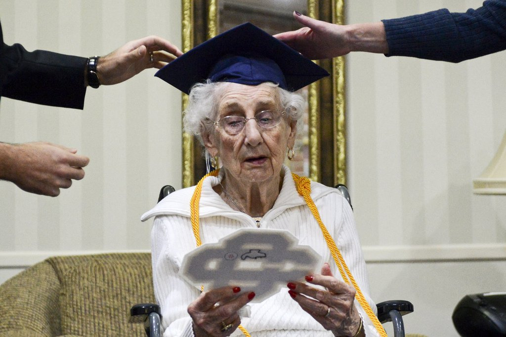 97-річна бабуся щиро розплакалася, отримавши диплом про освіту  - фото 3