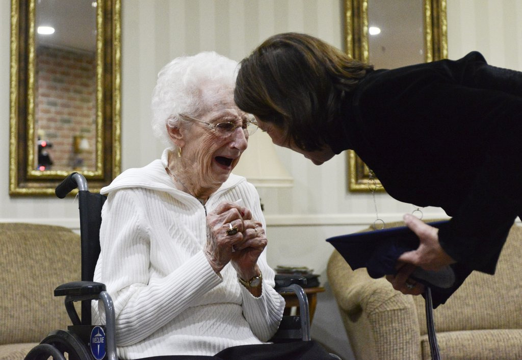 97-річна бабуся щиро розплакалася, отримавши диплом про освіту  - фото 1