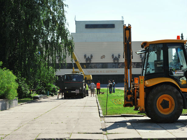 У Сумах почали демонтувати Театральну площу (ФОТОФАКТ) - фото 1