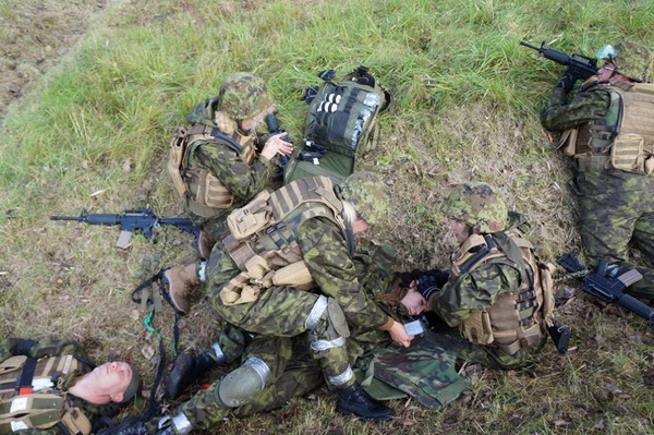 Медиків полку "Дніпро-1"  навчили рятувати життя бійців, як в НАТО (ФОТО, ВІДЕО) - фото 2