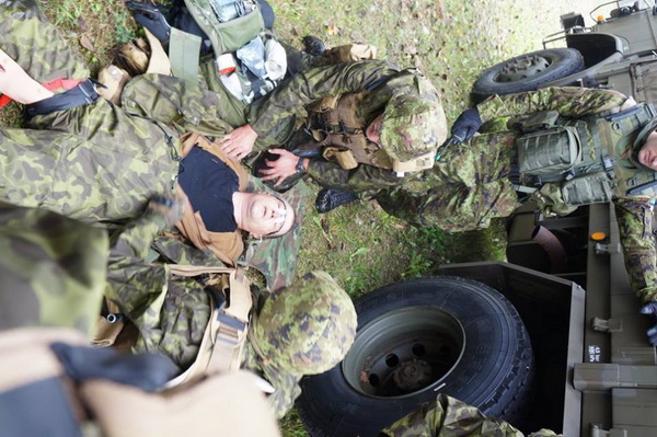 Медиків полку "Дніпро-1"  навчили рятувати життя бійців, як в НАТО (ФОТО, ВІДЕО) - фото 4