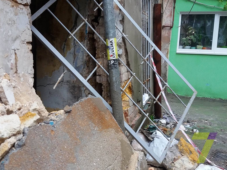 В Одесі, в центрі міста, обвалилася стіна житлового будинку - фото 1