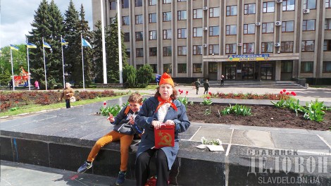 У Слов'янську місці Леніна зайняла бабця в пілотці та галстуке (ФОТО) - фото 1