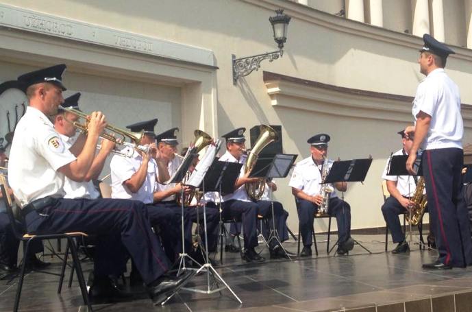 Як закарпатські міліціонери співали та грали для ужгородців - фото 4