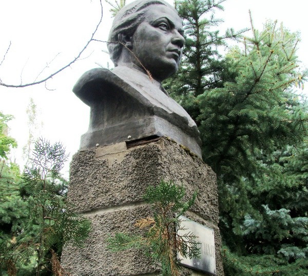 На території дніпропетровської школи виявлений бюст дружини Леніна - фото 1