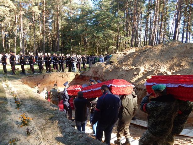 На Сумщині перепоховали останки 125 солдатів,  загиблих в таборі для військовополонених - фото 1