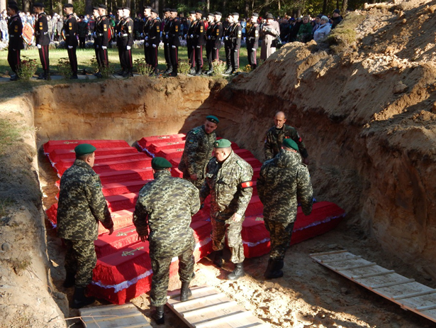 На Сумщині перепоховали останки 125 солдатів,  загиблих в таборі для військовополонених - фото 3