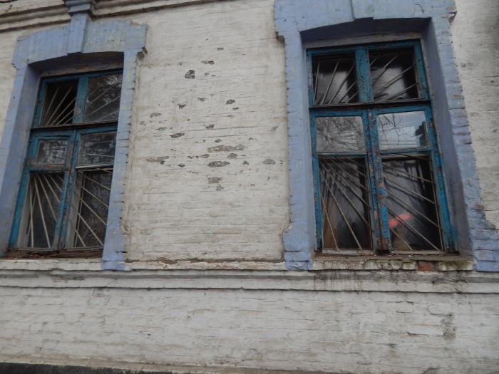 Вибиті вікна та гори осколків: Як на Донеччині два роки під вогнем працює музей (ФОТО) - фото 2