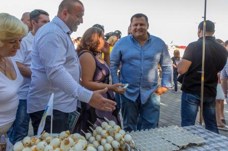 У Дніпрі на День міста встановили рекорд по смаженню яєць на шампурах - фото 1
