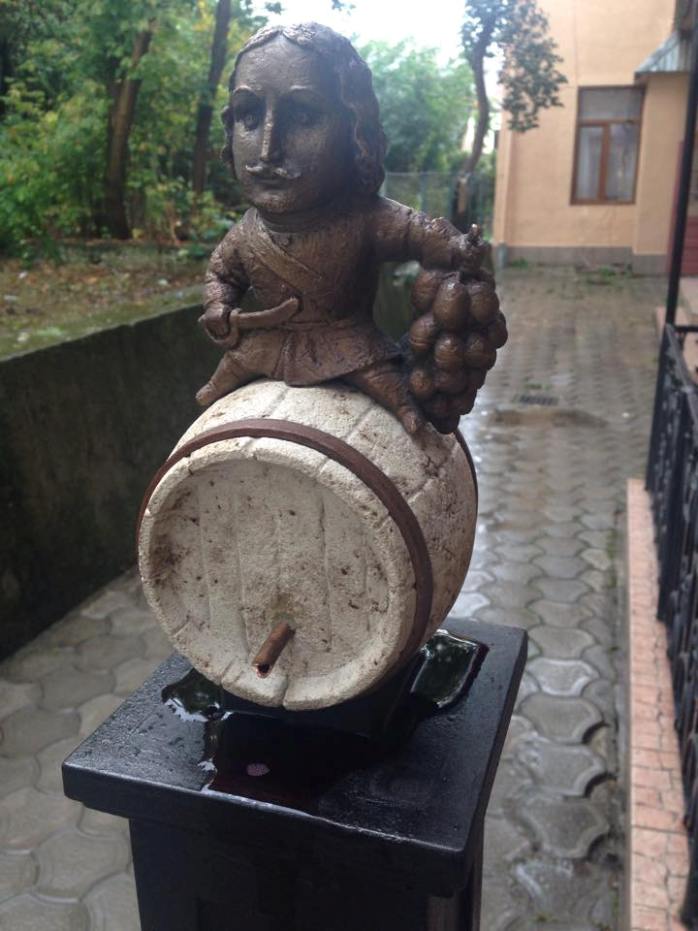 В Ужгороді відкрили чергову скульптурку - виноробу - фото 3
