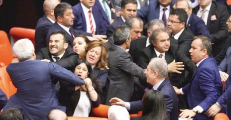 У турецькому парламенті побилися депутати - фото 1