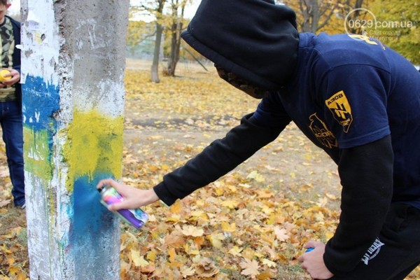 Як у Маріуполі сепаратистські графіті зафарбовують жовто-синім - фото 1