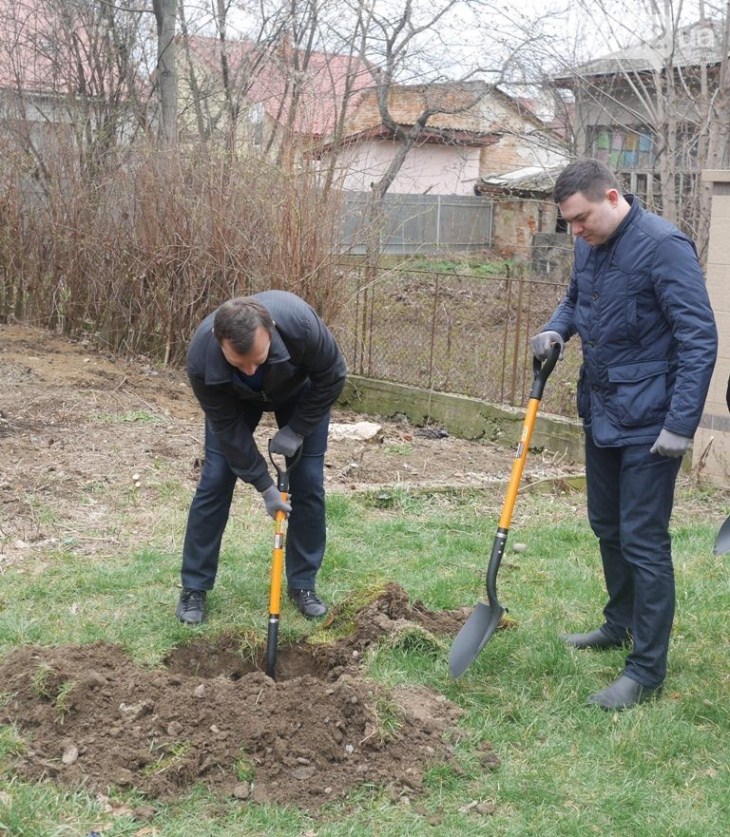 Мера Ужгорода "застукали", коли він копав яму - фото 1