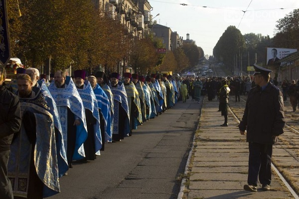 У Дніпродзержинську священики з іконами ходою перекрили центр міста - фото 1