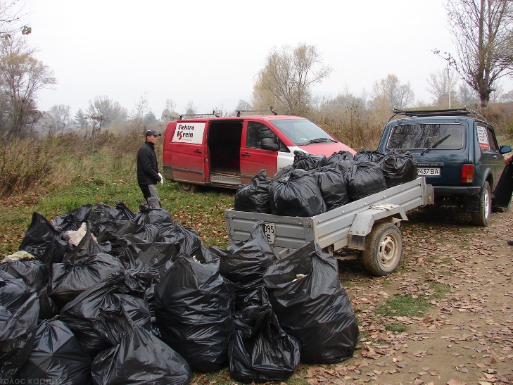 На Хустщині волонтери зібрали сотню мішків сміття вздовж Тиси - фото 2