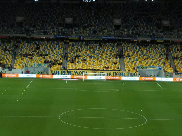 Фанати збірної України підготували банер про помсту - фото 1