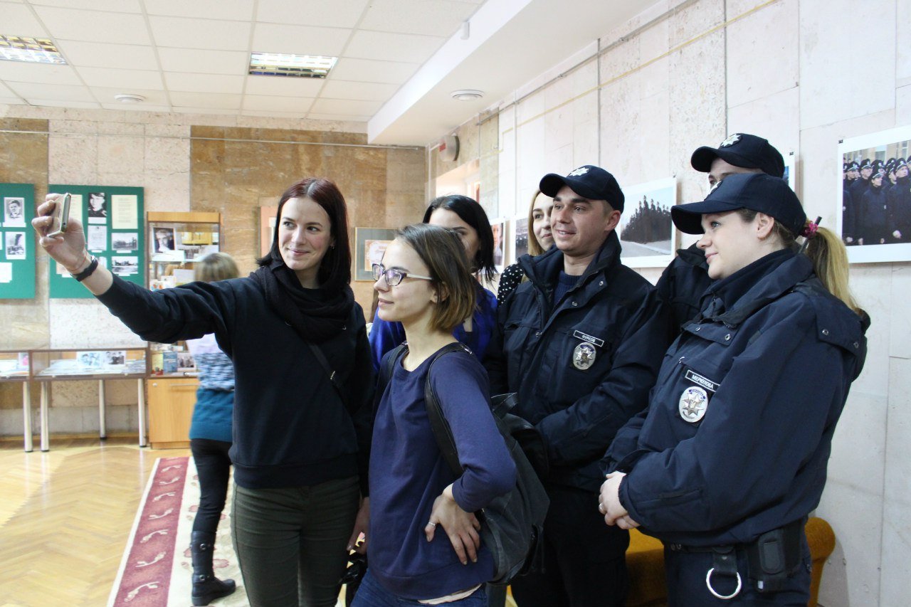 100 днів роботи: миколаївці показали на фото, як працює у місті патрульна поліція