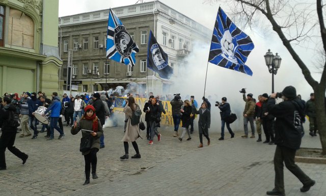 Центром Одеси пройшлися фанати з димовими шашками - фото 2