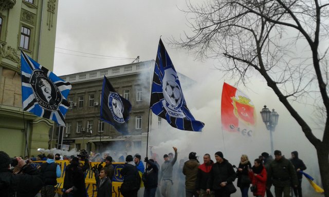 Центром Одеси пройшлися фанати з димовими шашками - фото 1