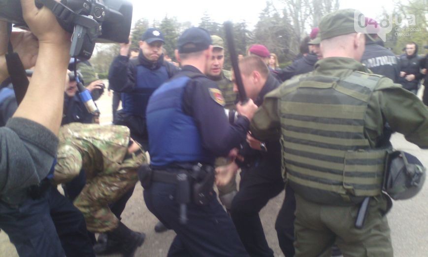 На Куліковому полі в Одесі відбулася сутичка між "Правим сектором" та поліцією - фото 1