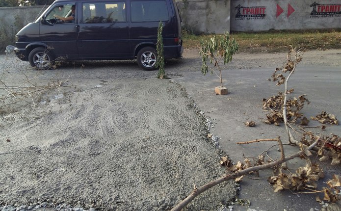 Чернівчани взялися самотужки ремонтувати дороги: яму залатали бетоном - фото 2