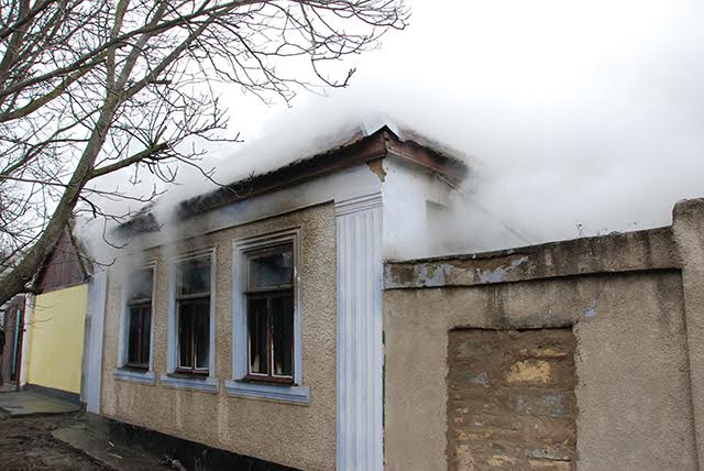 У Миколаєві в результаті пожежі ледь не згоріли заживо двоє маленьких дітей - фото 1
