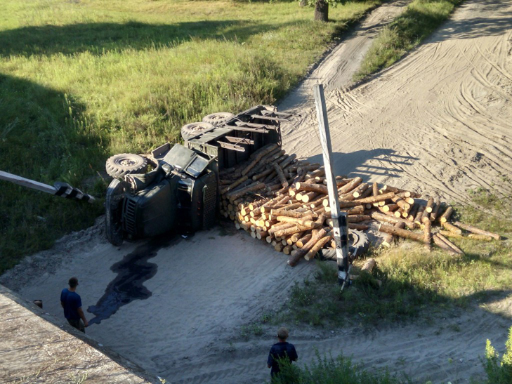 На Сумщині перекинулася забита колодами вантажівка - фото 2