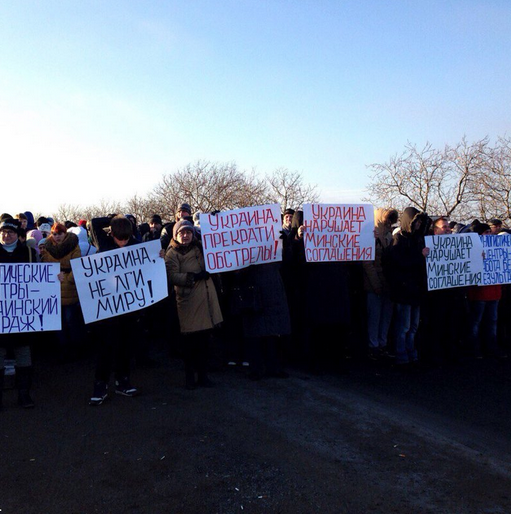 Бойовики вивезли бюджетників з Донецька протестувати проти ОБСЄ на трасу (ФОТО) - фото 3