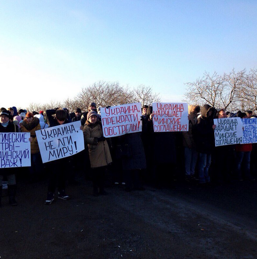 Бойовики вивезли бюджетників з Донецька протестувати проти ОБСЄ на трасу (ФОТО) - фото 3 Бойовики вивезли бюджетників з Донецька протестувати проти ОБСЄ на трасу (ФОТО) - фото 3