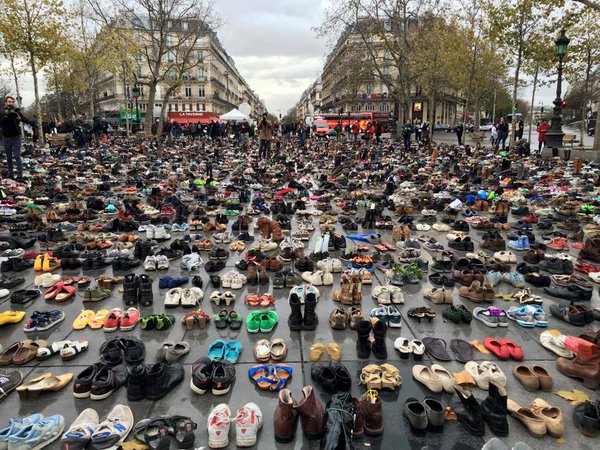 У центрі Парижу влаштували "взуттєвий" протест (ФОТО, ВІДЕО) - фото 2