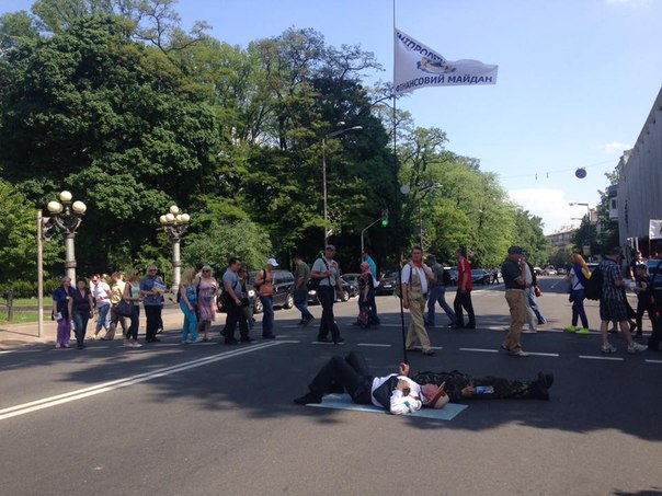"Фінансовий Майдан" хоче бійки і не випускає депутатів (ФОТО) - фото 3