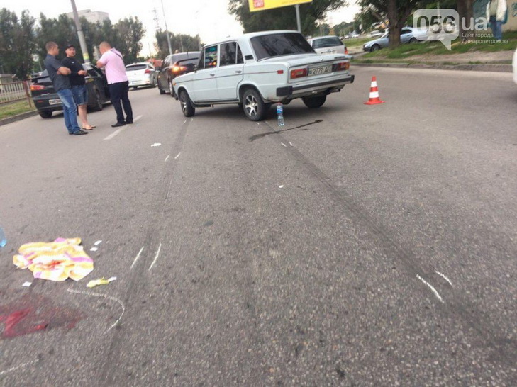 У Дніпропетровську автівка збила матір з дитиною - фото 2