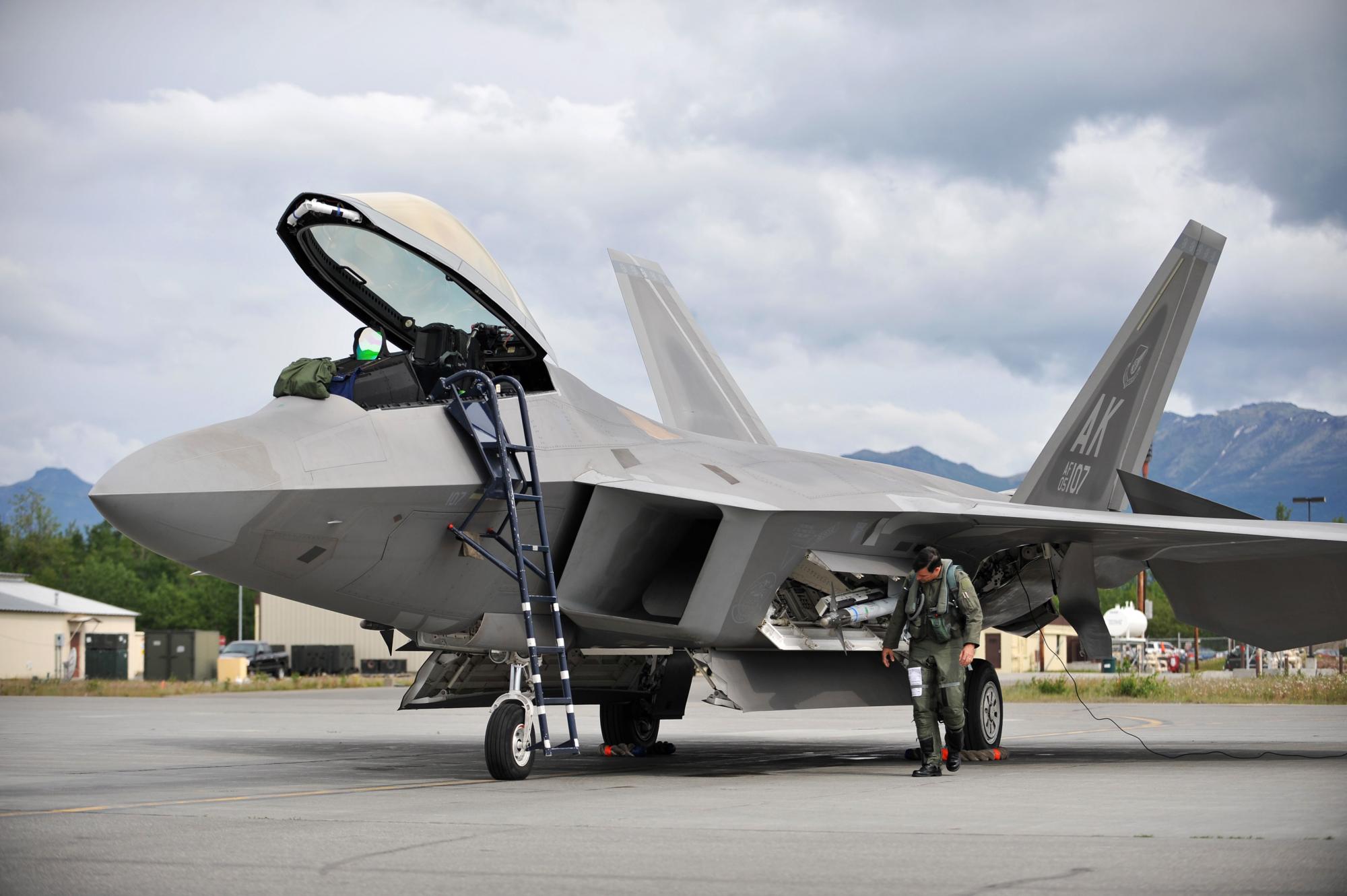 США планують розмістити в Європі винищувачі п'ятого покоління F-22 Raptor (ФОТО) - фото 4