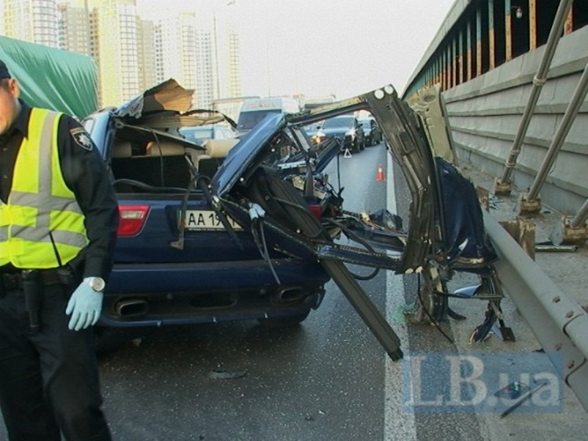 У Києві на Південному мосту BMW зіткнулась із вантажівкою, є загиблі (ФОТО, ВІДЕО 18+) - фото 1