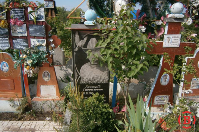 На Полтавщині селянин поставив собі пам'ятник - фото 1