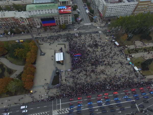У "ДНР" фотошопом намалювали 150 тис людей на "день прапора" - фото 1
