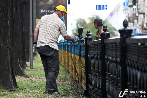 У центрі столиці синьо-жовтий паркан перефарбовують у чорний колір (ФОТО) - фото 3