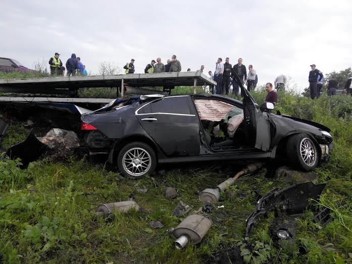 На трасі Слов'янськ-Краматорськ загинув поліцейський, скоївши наїзд на бігборд (ФОТО) - фото 1