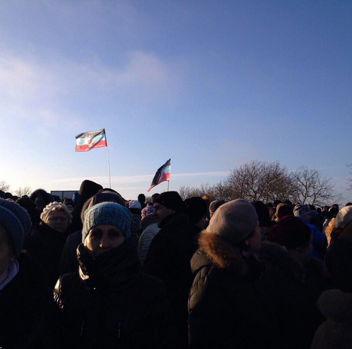 Бойовики вивезли бюджетників з Донецька протестувати проти ОБСЄ на трасу (ФОТО) - фото 4